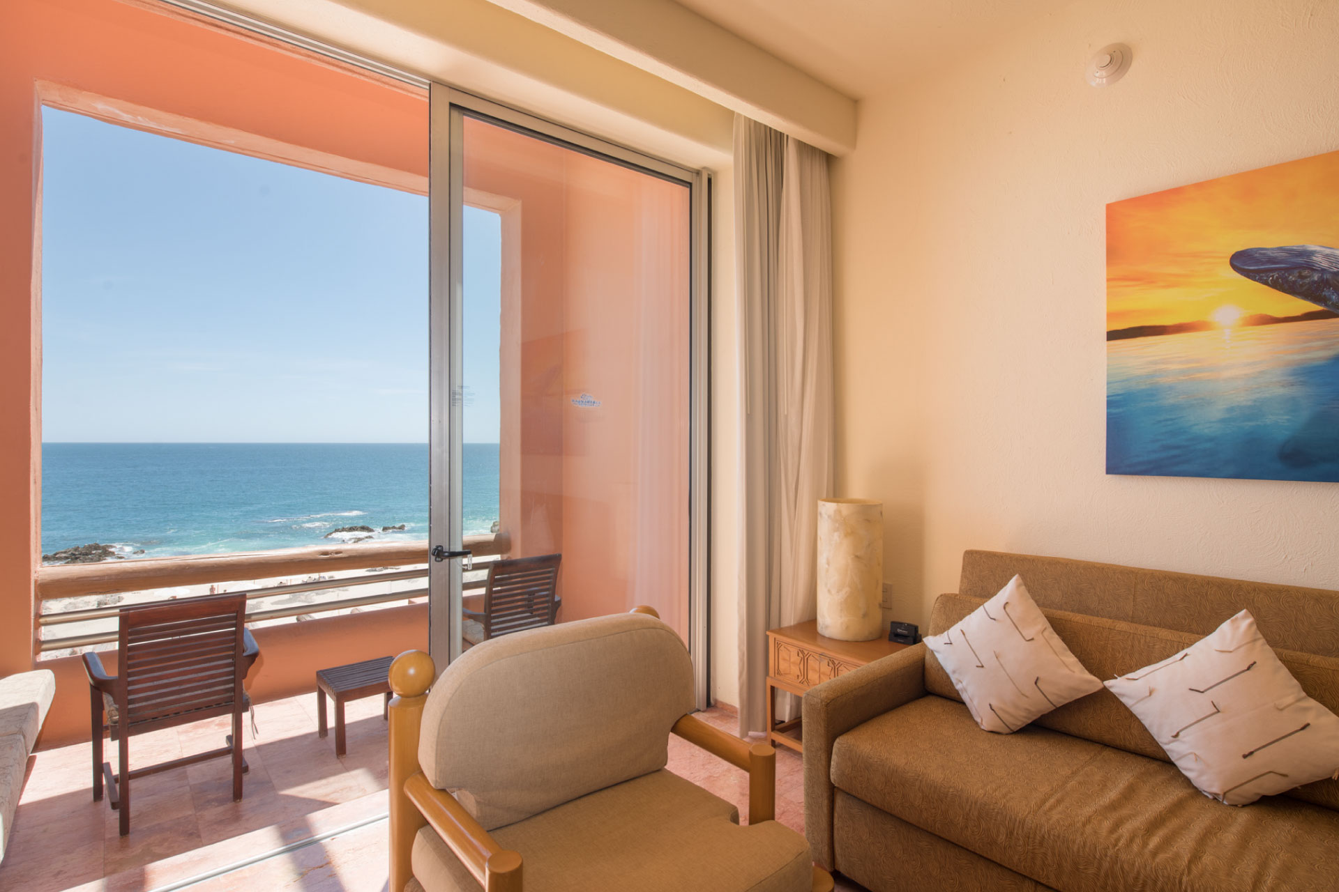 room-with-living-room-and-sea-view-club-regina